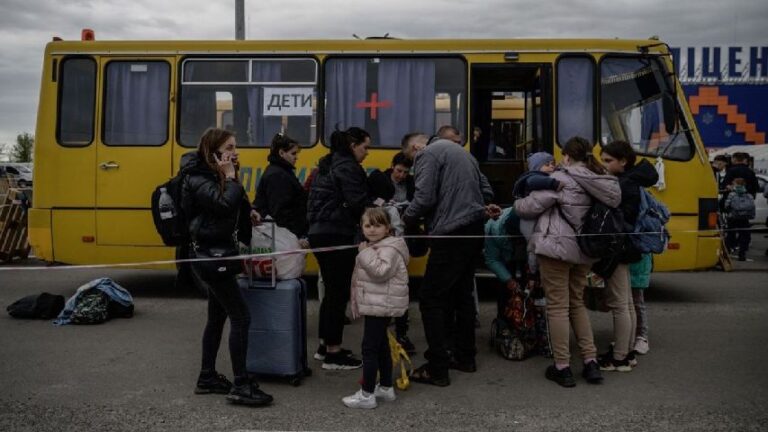 Rusia asegura que 46 civiles fueron evacuados en las inmediaciones de Azovstal