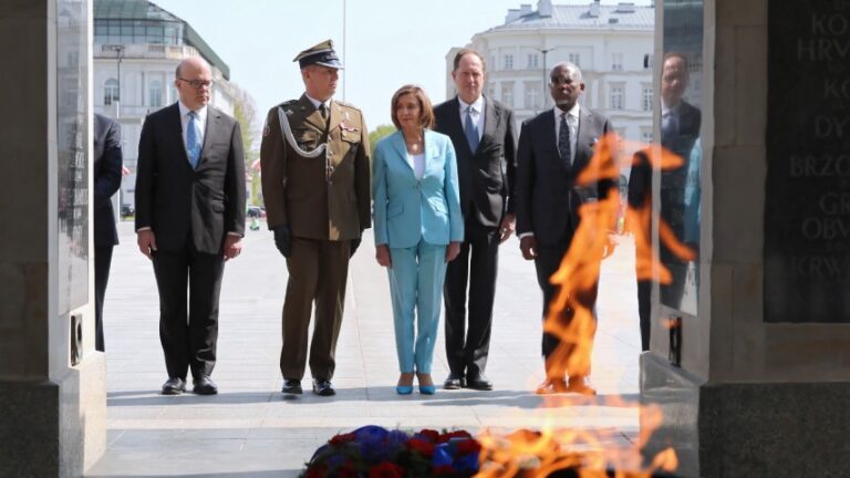 Nancy Pelosi pide a Europa que sancione a Rusia tal como lo hace EEUU