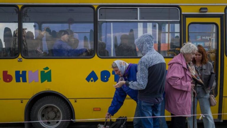 ONG atienden a evacuados que llegan a Zaporiya a la espera de los de Azovstal