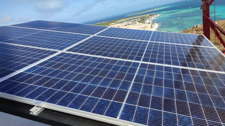 Digitel instala paneles solares en su estación de Los Roques
