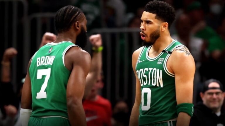 Brown y Tatum empatan la serie ante Bucks