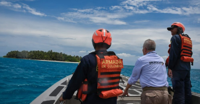 Armada Colombia captura embarcación con 30 migrantes venezolanos