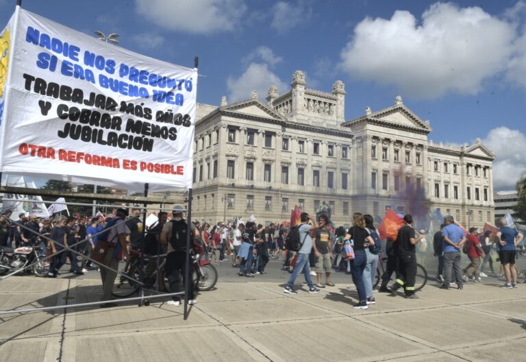 Transportistas uruguayos anuncian protestas contra reforma jubilatoria