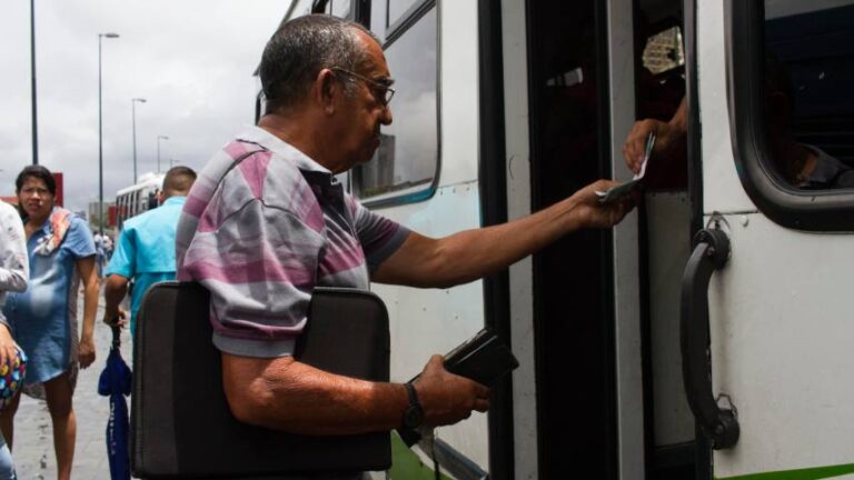 Usuarios denuncian que el sueldo mínimo es insuficiente para cubrir las tarifas del pasaje