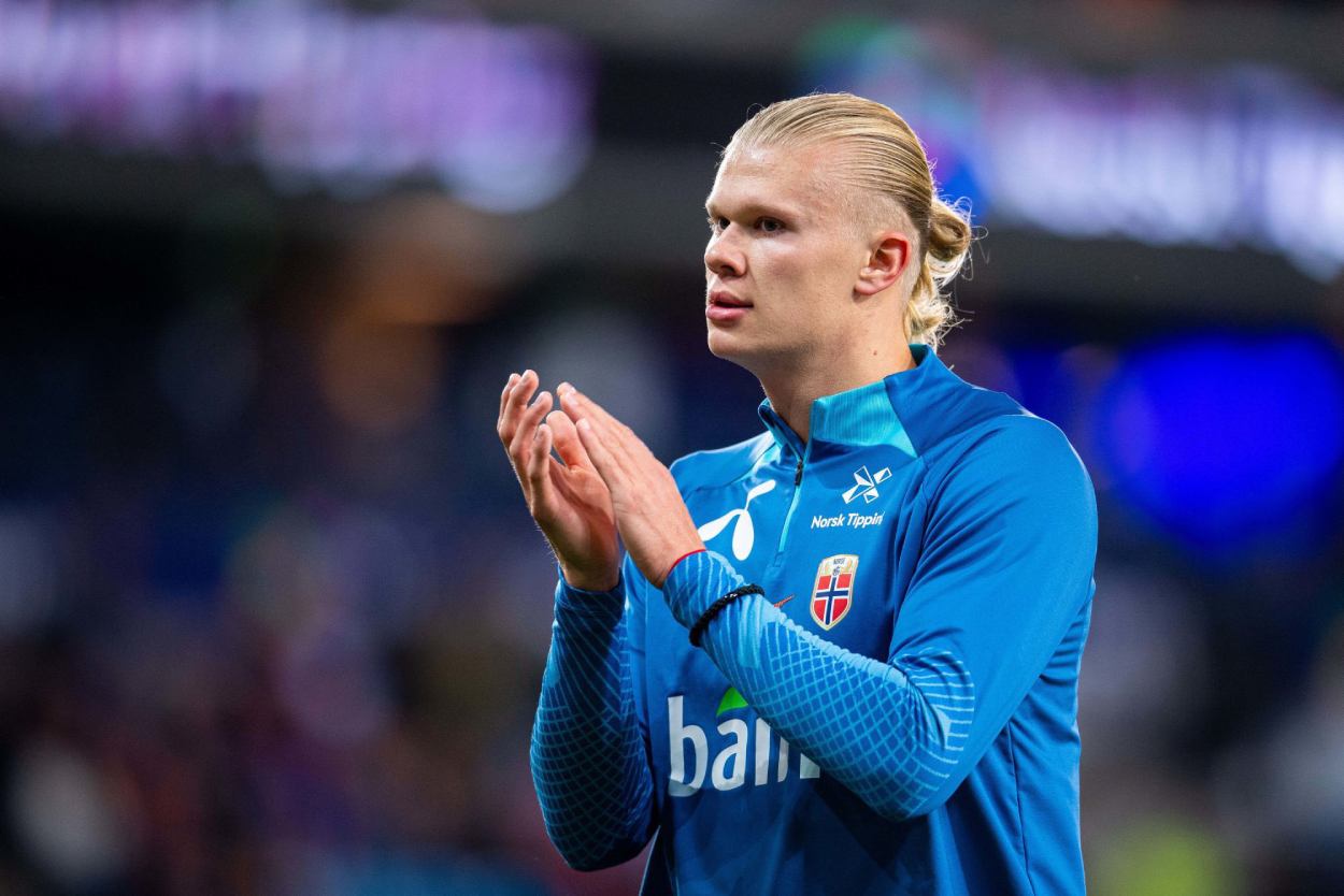 Haaland aplaudiendo durante un entrenamiento de Noruega.