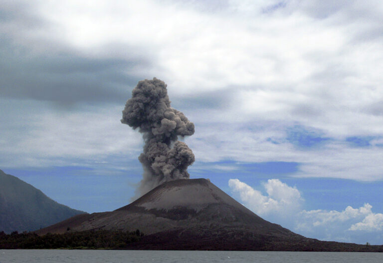 Volcán Anak Krakatoa sigue lanzando ceniza