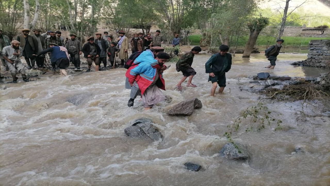 Familias afectadas por las inundaciones en Afganistán