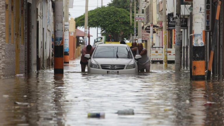 Perú se prepara para continuación de lluvias que dejan 65 muertos