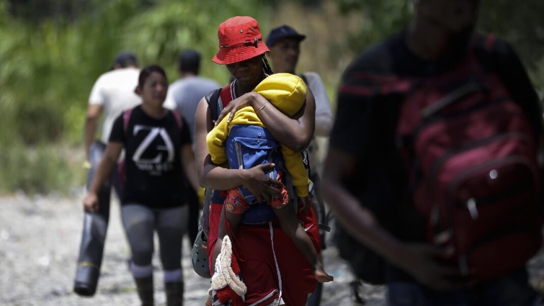 Foto: Migrantes atravesando la selva del Darién