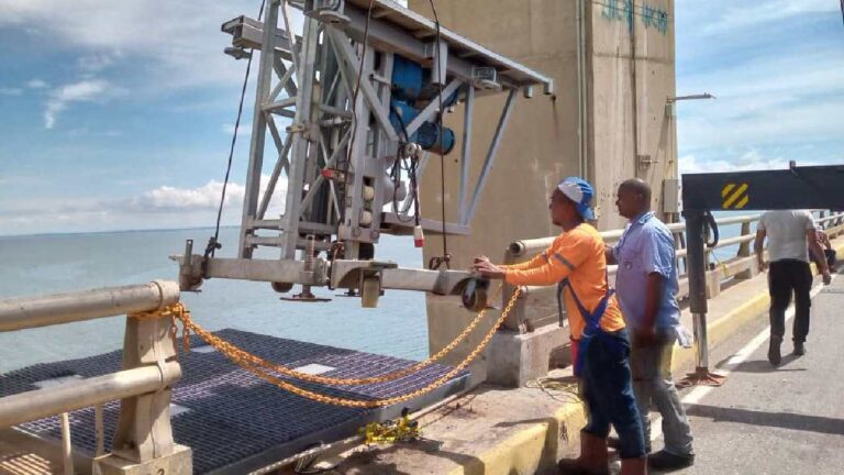 Reparaciones en el puente Rafael Urdaneta
