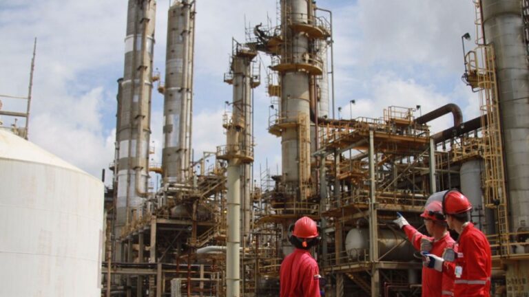 Bomberos extinguen incendio en oleoducto de Pdvsa