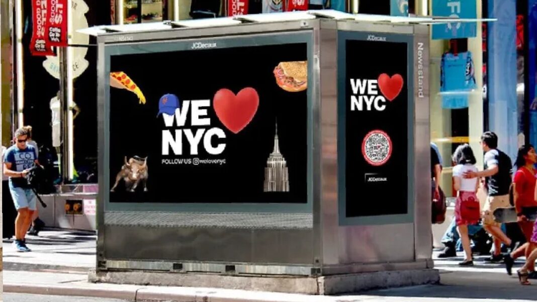Foto: Kiosko en Nueva York que muestra la imagen del nuevo logo We ♥ NYC