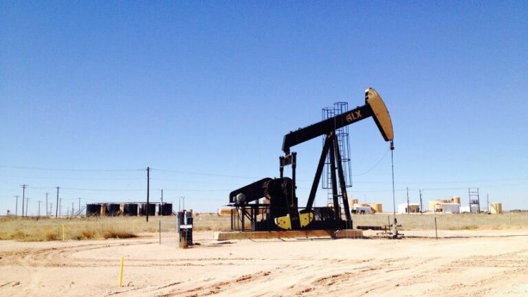 Petróleo de Texas abre con una bajada del 1,03 %, hasta los 77,07 dólares