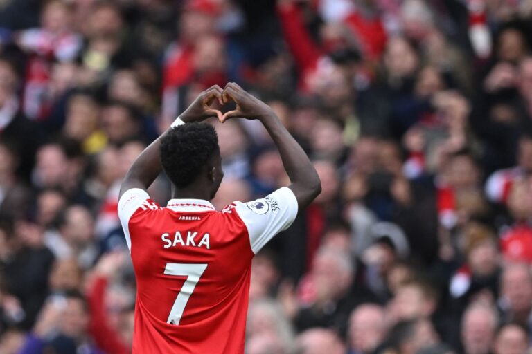 La exhibición de Saka mantiene al Arsenal en las nubes