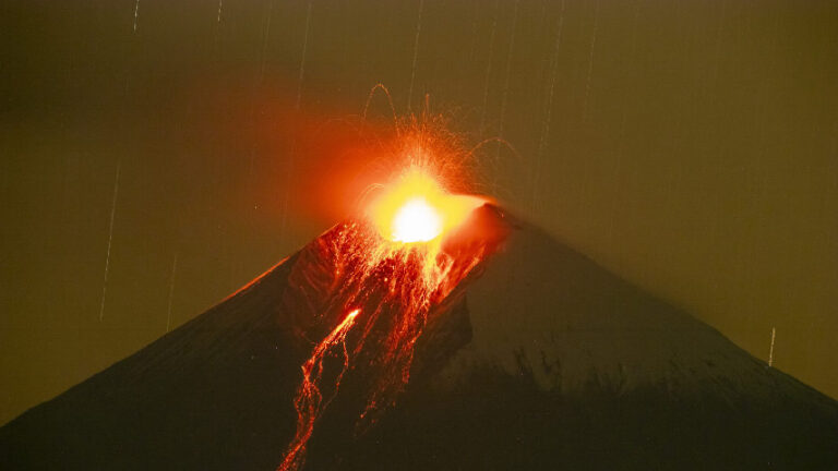 El volcán ecuatoriano Sangay ha generado cerca de 90 explosiones en un día