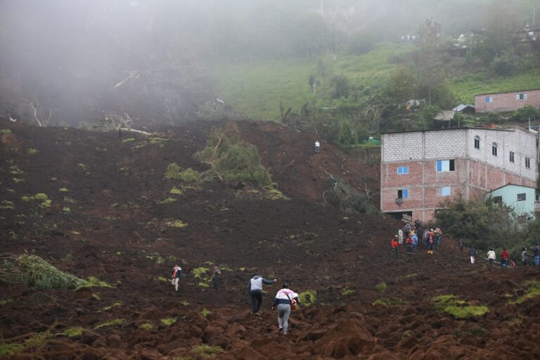 Confirman al menos 16 fallecidos tras alud en zona andina de Ecuador