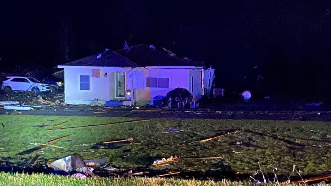 Viviendas afectadas por el tornado en Misisipi