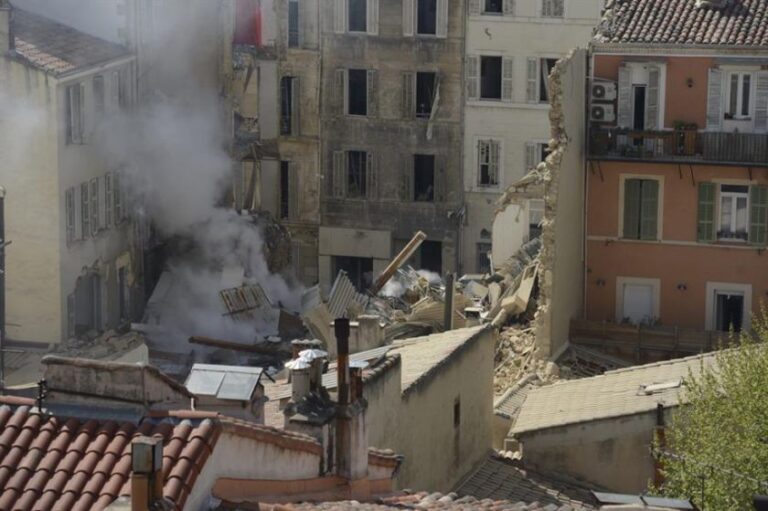 Al menos 5 heridos y 8 desaparecidos en derrumbe de un edificio en Marsella
