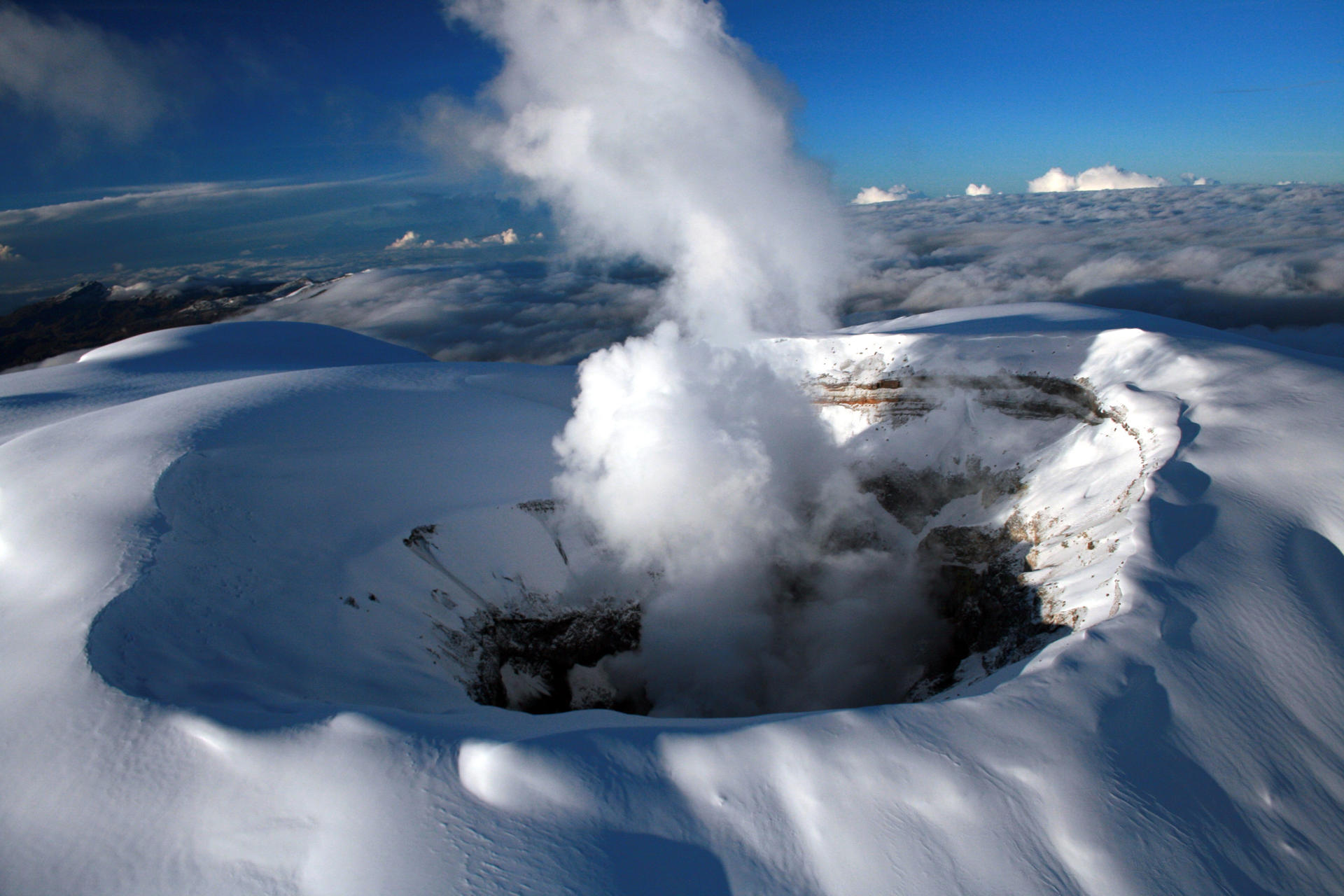 Volcán Nevado del Ruiz, en Colombia registra actividad sísmica