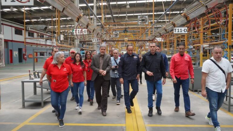 Gobierno reactivará planta ensambladora Venirauto