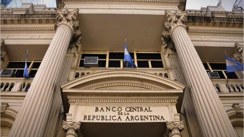 Argentina incrementa tasa de interés a 91%