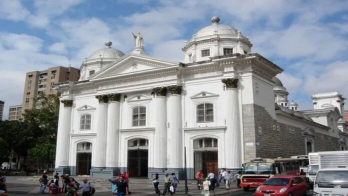 Feligreses acudieron a la Basílica de Santa Teresa