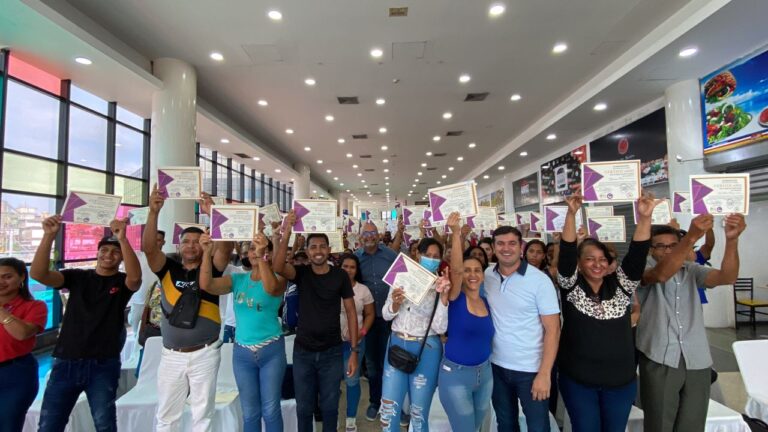 Entregan más de 200 certificados de emprendimiento en La Guaira