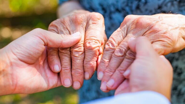 Salud: Conozca los síntomas y factores de riesgo del mal de Parkinson