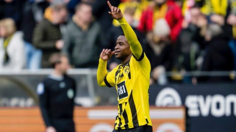 Moukoko rescata al Dortmund
