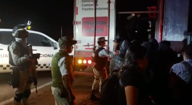 Hallan más de 200 migrantes en un tráiler abandonado en México