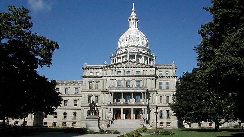 Michigan deroga ley sobre el aborto.