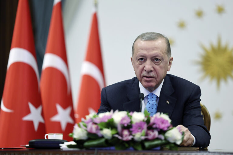 Erdogan anuncia que Turquía mató al líder del EI