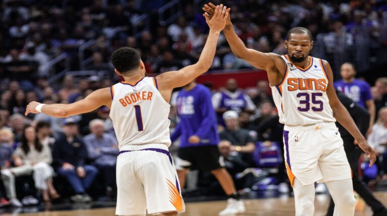 Durant y Booker dejaron a los Clippers contra las cuerdas