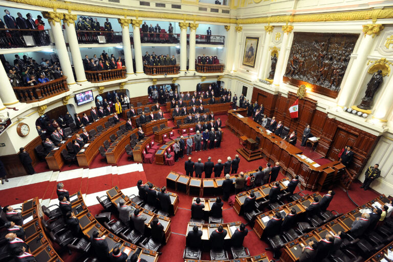 Una comisión del Congreso de Perú debate este lunes una moción de rechazo a López Obrador