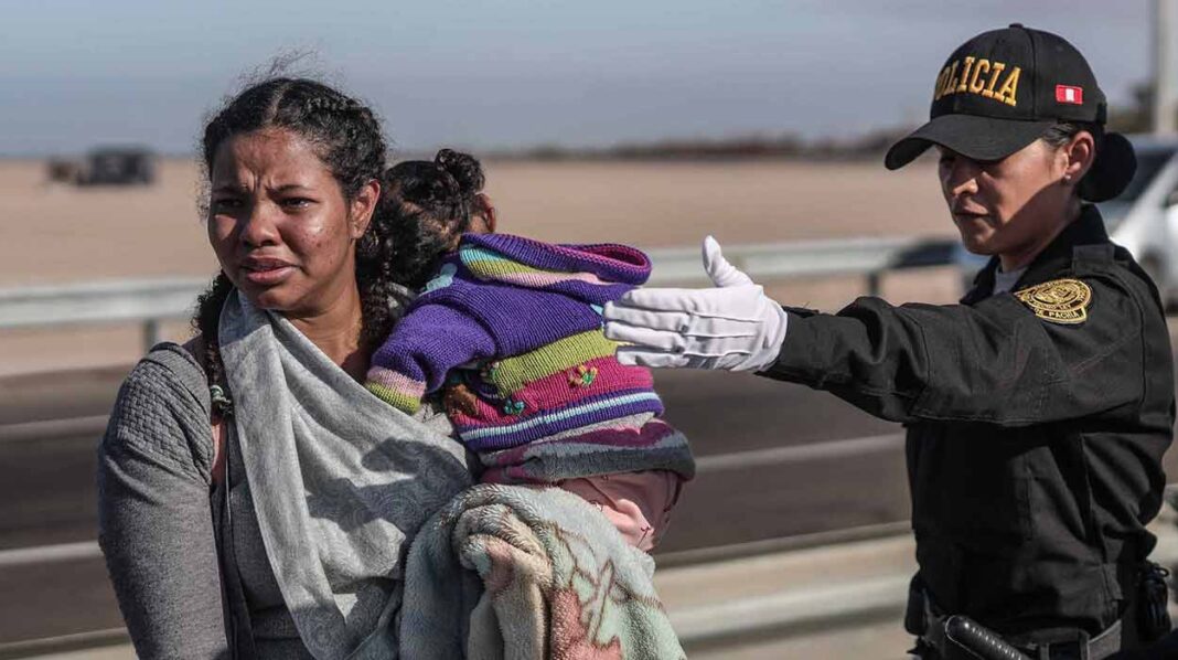 Migrantes en la frontera entre Chile y Perú (EFE)