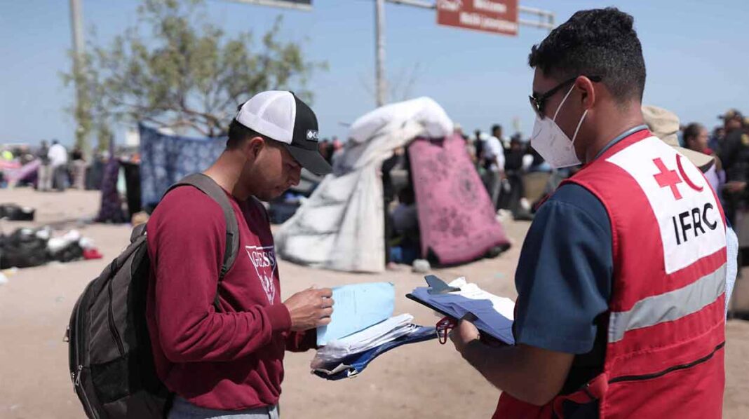 Miembros de la Cruz Roja, Onu Migración y Acnur toman datos de los migrantes varados en el control fronterizo de Santa Rosa (Perú) y Chacalluta (Chile). EFE