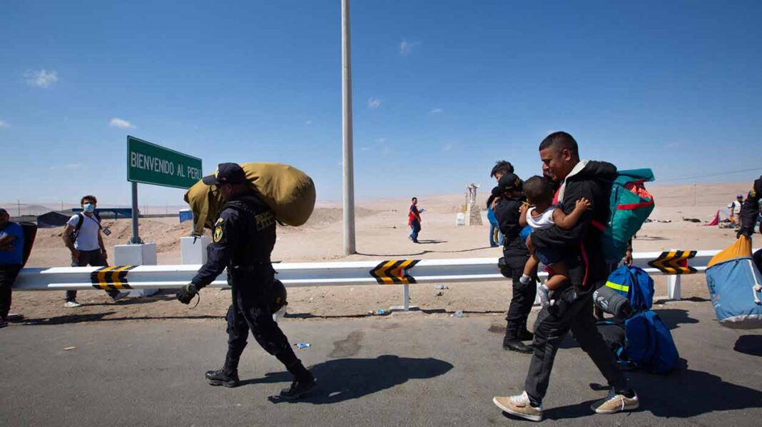 Vista de migrantes varados en la frontera con Perú, en Arica (Chile). EFE