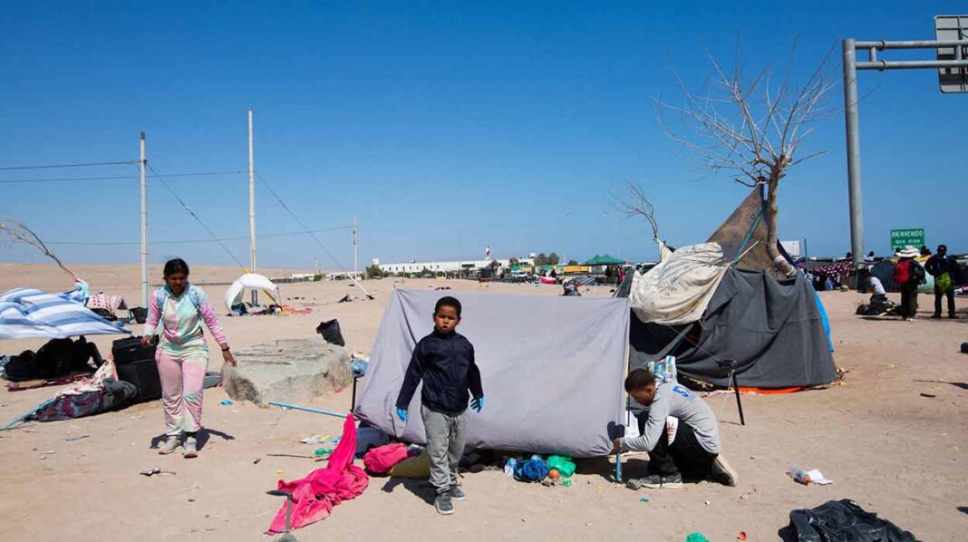 Migrantes varados acampan en la frontera con Perú, en Arica (Chile). EFE