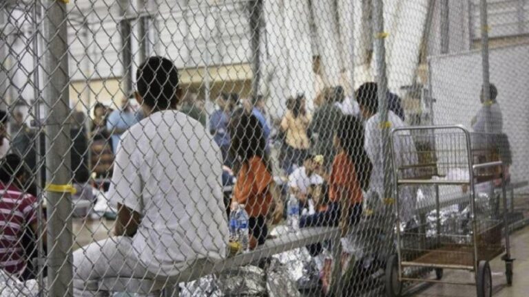 Unos 25 mil migrantes están en centros de detención en EEUU