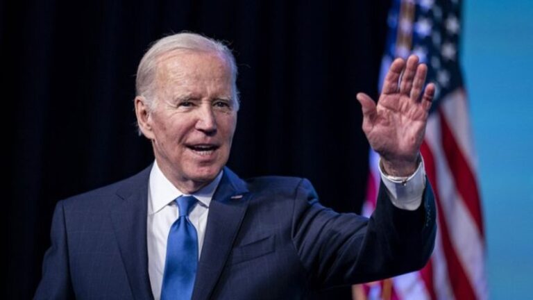 Biden se da un baño de masas luego de anunciar su campaña para 2024
