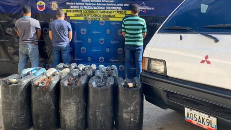 PNB incautó 700 litros de presunta gasolina y detuvo a tres personas
