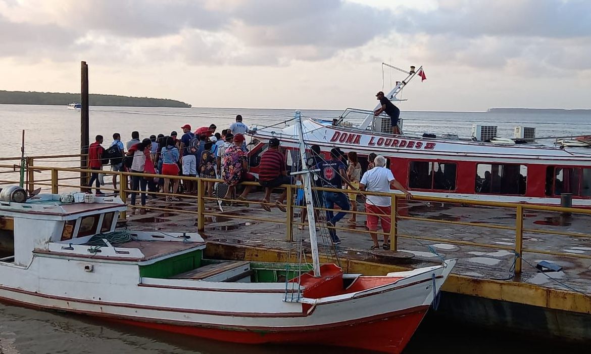 naufragio con turistas en Brasil