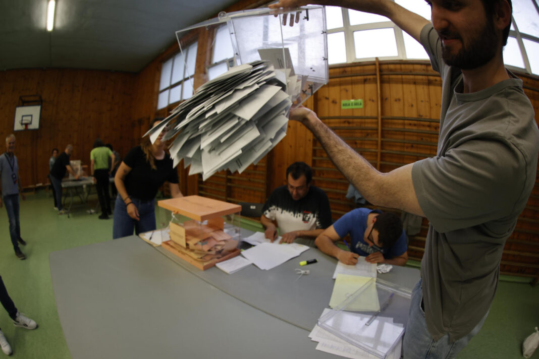 Cuentan votos en mesas electorales de España