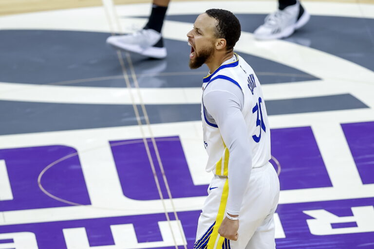 Curry con 50 puntos clasificó a los Warriors a las semifinales