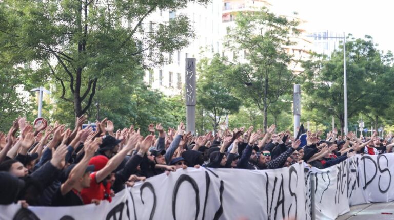 Centenares de hinchas piden la dimisión de la cúpula del PSG