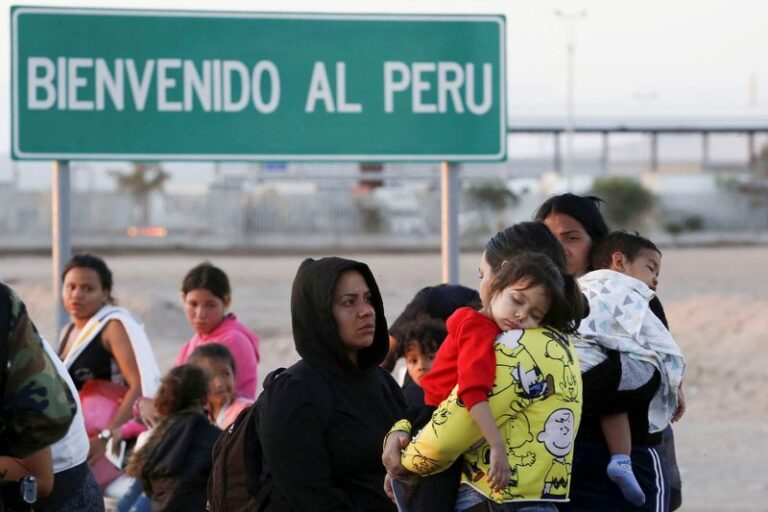 Ecuador planteará a Colombia un «corredor humanitario» para venezolanos expulsados de Perú