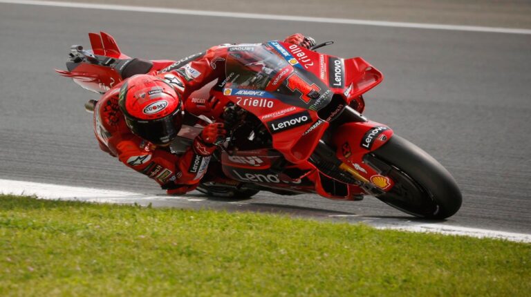 Bagnaia le arrebató la «pole position» de Francia a Marc Márquez