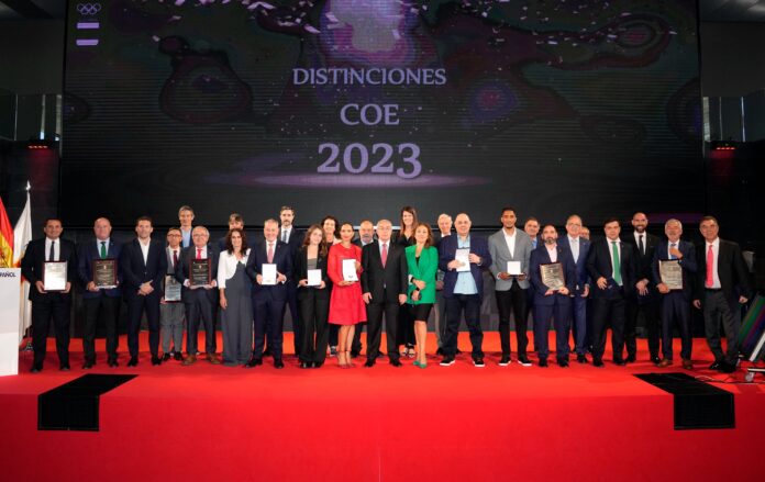 Entrega de las distinciones del COE