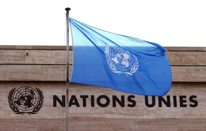 FOTO DE ARCHIVO: Una bandera se ve en un edificio durante el Consejo de Derechos Humanos en las Naciones Unidas en Ginebra