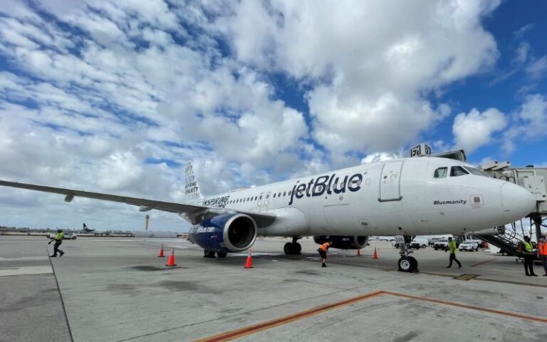 Un aviso de paquete sospechoso obliga a desembarcar a ocupantes de un avión en Miami